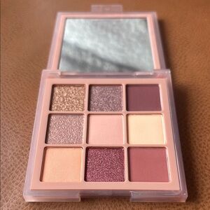 Huda Beauty Sand Haze Eyeshadow Palette, NWT limited edition